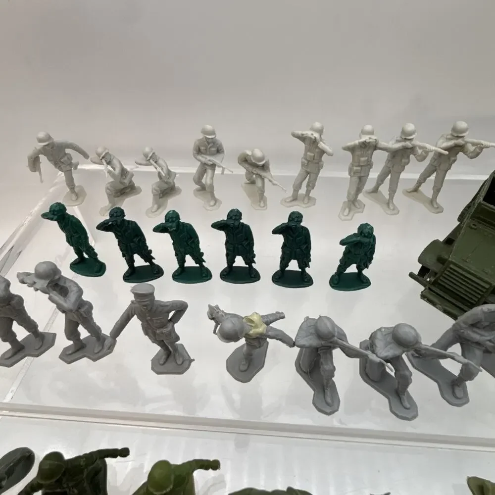 Lot of 120 Vintage WW2 Army Men Green Gray White Plastic Soldiers Figures